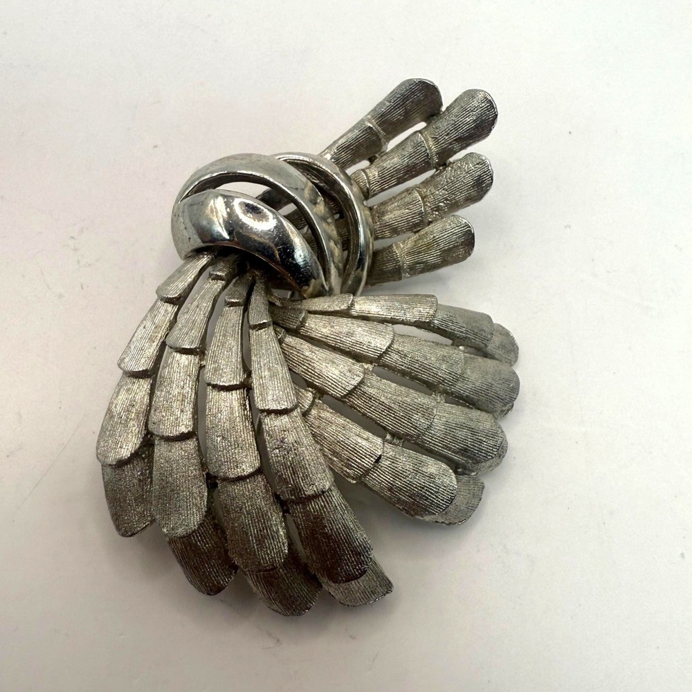 BSK Silver Tone Feather Spray‎ Brooch Vintage Textured Leaf Pin